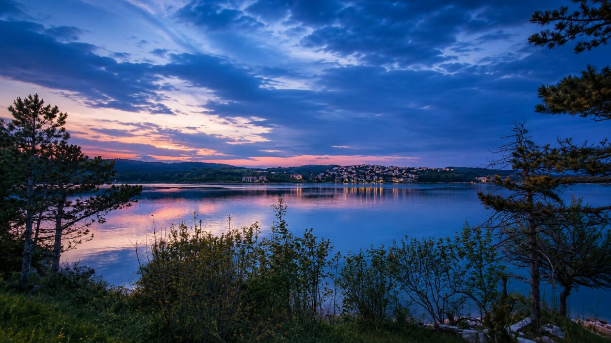 Večernji ugođaj nad uvalom Soline na otoku Krku
